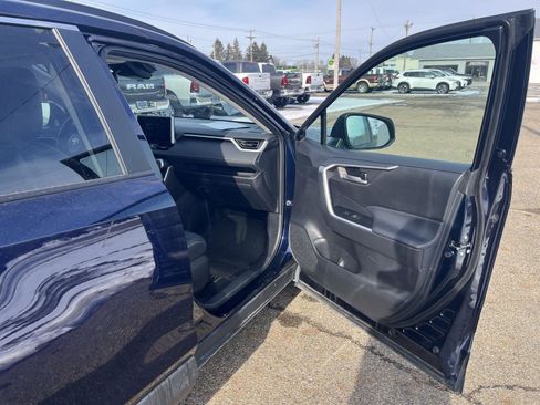 Used 2023 Toyota RAV4 XLE Premium image 28