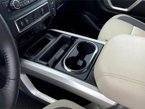 Used 2024 Nissan Titan SV w/ SV Convenience Package image 8