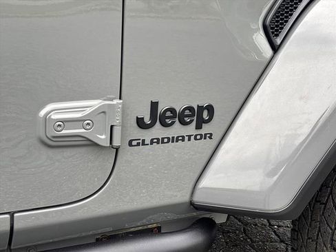 Used 2022 Jeep Gladiator Sport AWD/4WD image 10