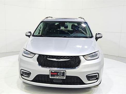 Used 2023 Chrysler Pacifica Limited FWD image 2