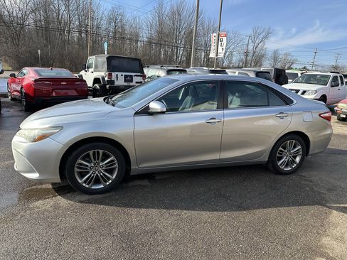 Used 2015 Toyota Camry SE image 3