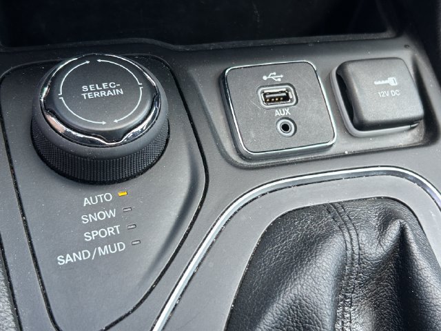 Used 2019 Jeep Cherokee Latitude w/ Popular Appearance Group AWD/4WD image 16