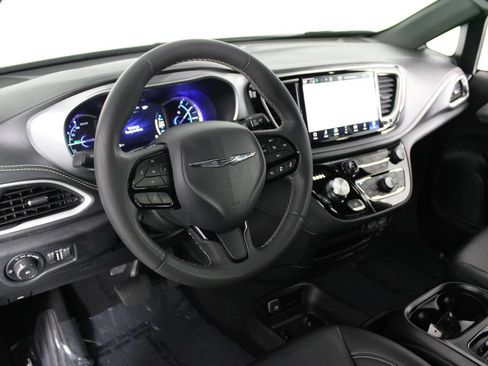 Used 2024 Chrysler Pacifica Limited FWD image 18