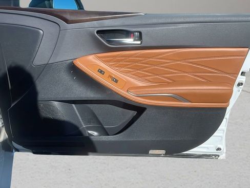 Used 2019 Toyota Avalon Limited image 13