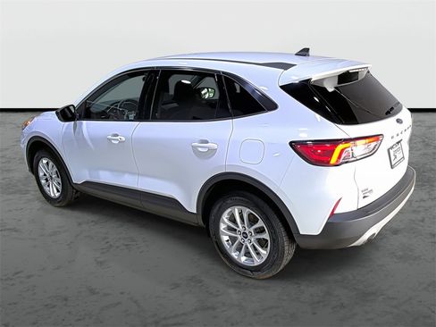 Used 2022 Ford Escape SE w/ Cold Weather Package image 2