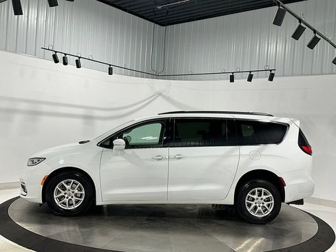 Used 2022 Chrysler Pacifica Touring-L FWD image 17