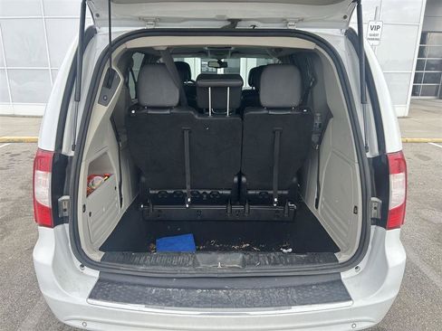 Used 2016 Chrysler Town & Country Touring-L w/ Driver Convenience Group image 16