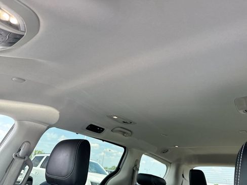 Used 2024 Chrysler Pacifica Touring-L FWD image 21