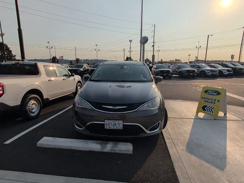 Used 2018 Chrysler Pacifica Touring Plus w/ Tire & Wheel Group FWD image 2