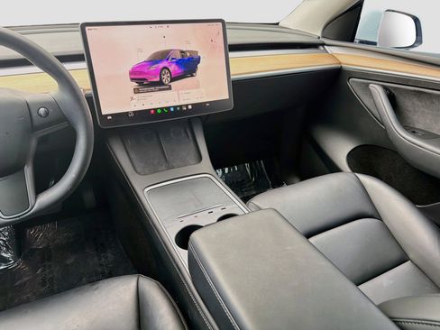 Used 2023 Tesla Model Y AWD image 24