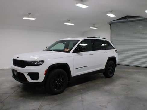 Used 2024 Jeep Grand Cherokee Altitude AWD/4WD image 4