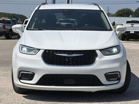 Used 2021 Chrysler Pacifica Touring-L FWD image 4