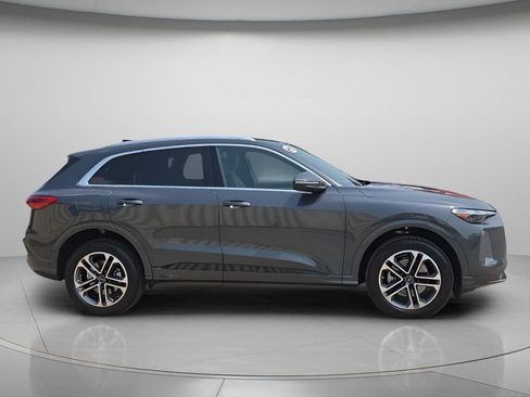 Certified 2025 Audi Q5 Premium w/ Convenience Package AWD/4WD image 9