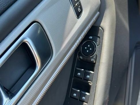 Used 2025 Ford Explorer Active AWD/4WD image 16