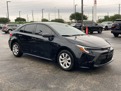 Used 2025 Toyota Corolla LE image 3