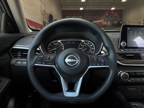 Used 2025 Nissan Altima 2.5 SV FWD image 30