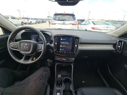 Used 2025 Volvo XC40 B5 Core image 11