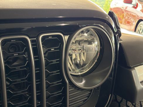 Used 2024 Jeep Gladiator Sport AWD/4WD image 10