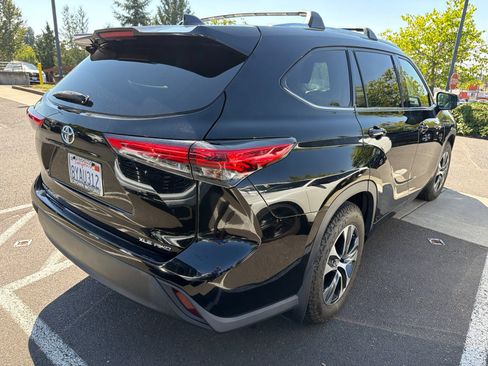 Used 2021 Toyota Highlander XLE AWD/4WD image 4