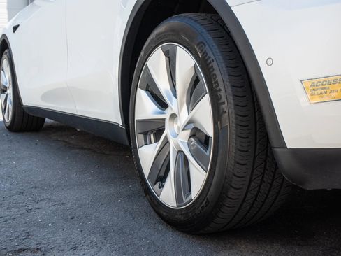 Used 2021 Tesla Model Y Long Range image 31