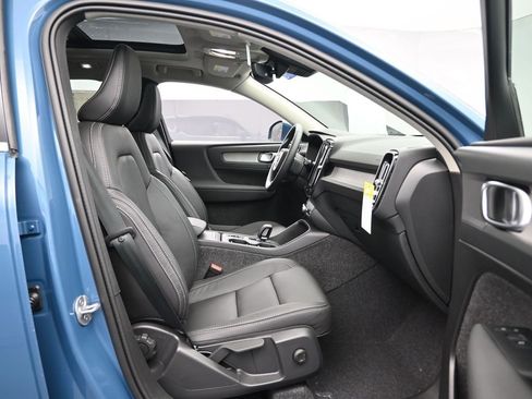 New 2025 Volvo XC40 B5 Core w/ Climate Package image 27