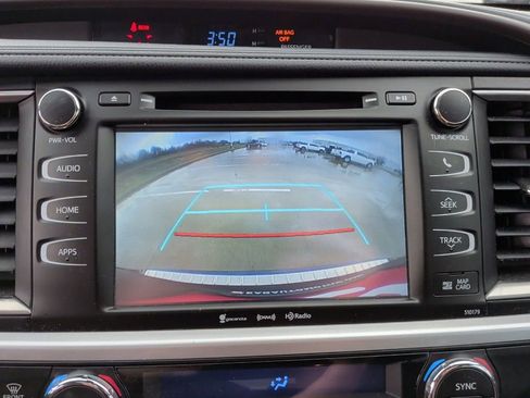 Used 2018 Toyota Highlander SE image 26