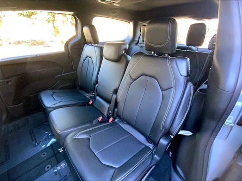 New 2026 Chrysler Pacifica Select image 10