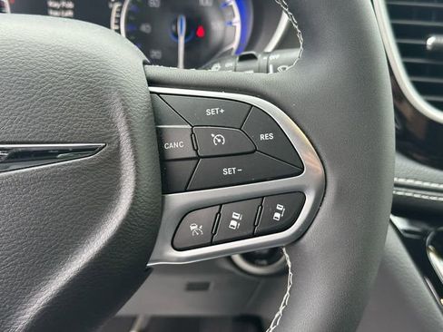 Used 2025 Chrysler Pacifica Select AWD/4WD image 15