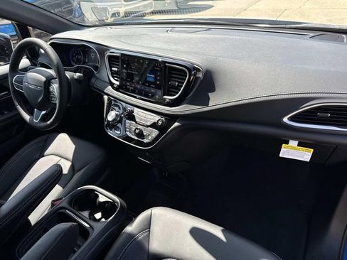 New 2027 Chrysler Pacifica Select AWD/4WD image 14