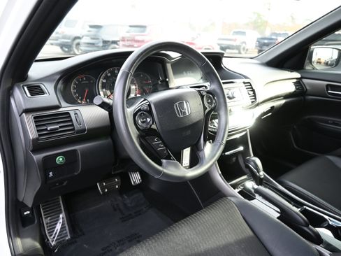 Used 2017 Honda Accord Sport image 12