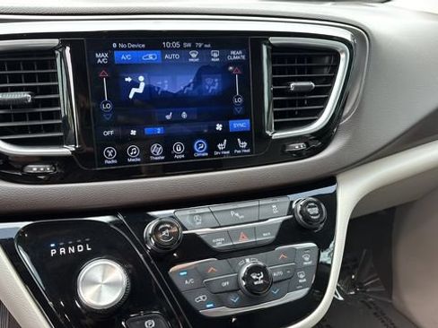 Used 2017 Chrysler Pacifica Touring-L Plus w/ Tire & Wheel Group FWD image 30