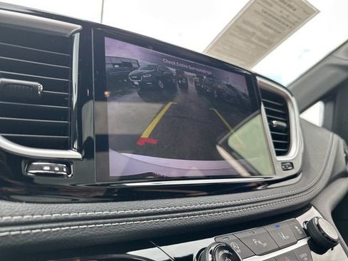 Used 2025 Chrysler Pacifica Limited FWD image 18