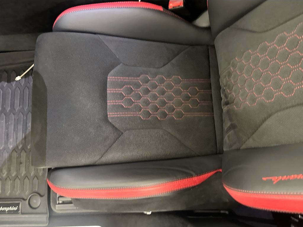 Used 2024 Lamborghini Urus Performante AWD/4WD image 20