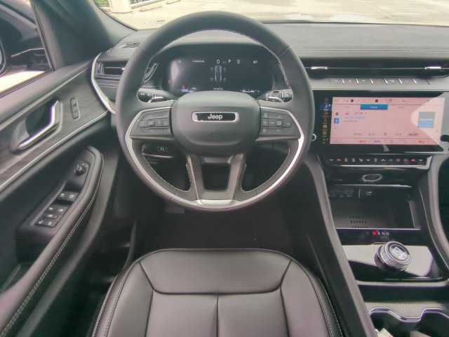 New 2027 Jeep Grand Cherokee Limited RWD image 18