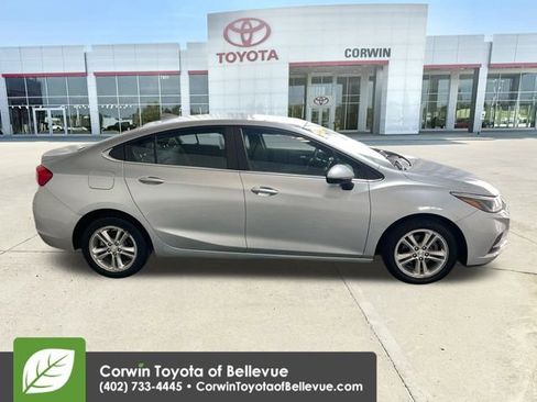 Used 2018 Chevrolet Cruze LT w/ Convenience Package image 9