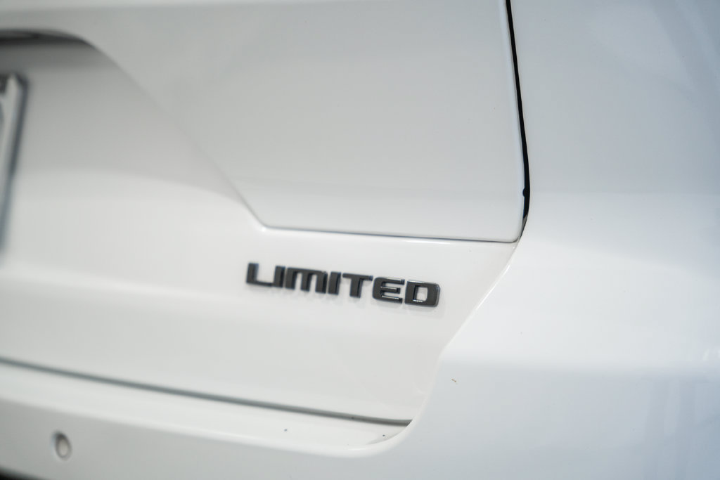 Used 2023 Jeep Grand Cherokee Limited w/ Black Appearance Package AWD/4WD image 8
