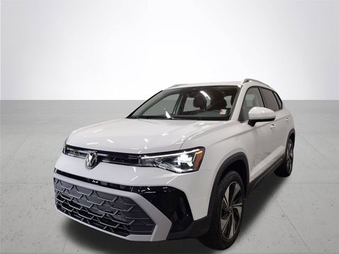 New 2025 Volkswagen Taos SE image 2