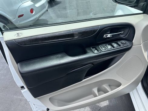 Used 2019 Dodge Grand Caravan SE w/ UConnect Hands-Free Group FWD image 12