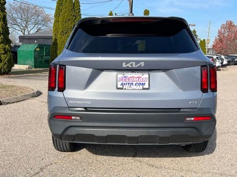 Used 2023 Kia Sorento LX image 4
