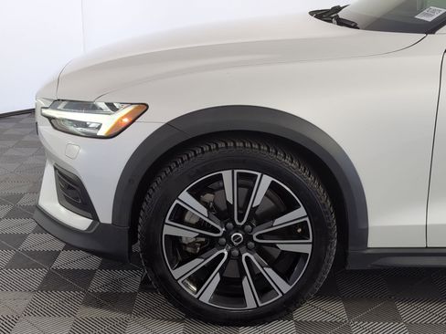 Used 2022 Volvo V60 T5 Cross Country w/ Advanced Package image 9