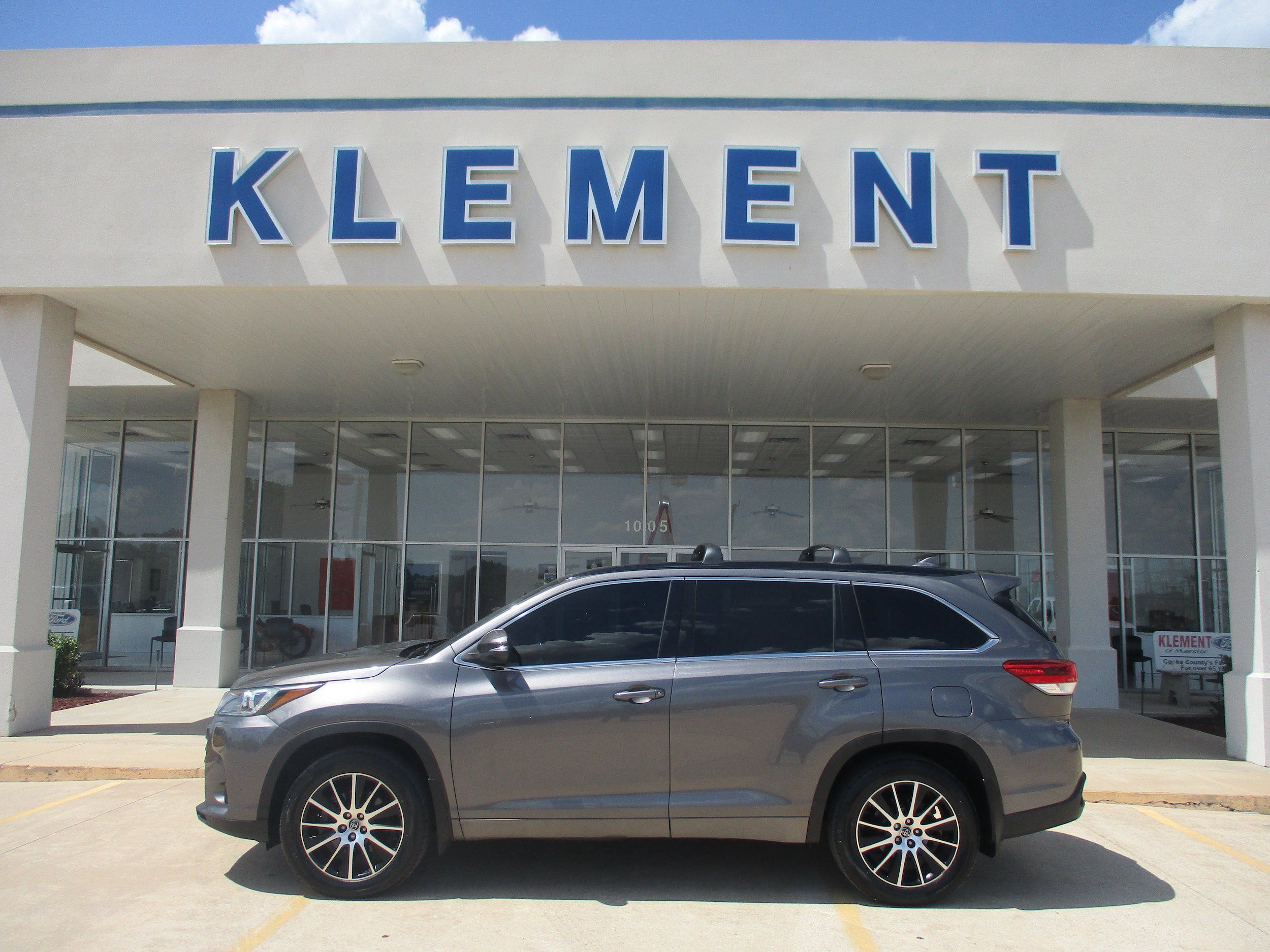 Used 2017 Toyota Highlander SE w/ Carpet Mat Package AWD/4WD image 1