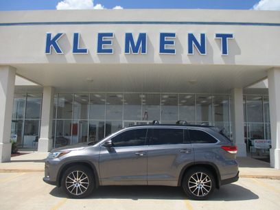 Used 2017 Toyota Highlander SE w/ Carpet Mat Package