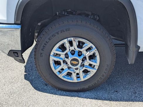 Used 2024 Chevrolet Silverado 2500 LT image 3