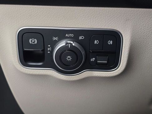 Used 2025 Mercedes-Benz GLB 250 4MATIC image 35
