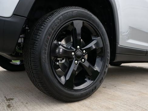 New 2025 Jeep Grand Cherokee Altitude image 31