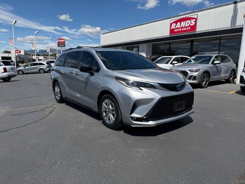 Used 2022 Toyota Sienna XSE w/ XSE Plus Package AWD/4WD image 2