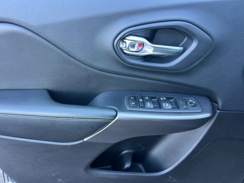 Used 2019 Jeep Cherokee Latitude Plus image 11