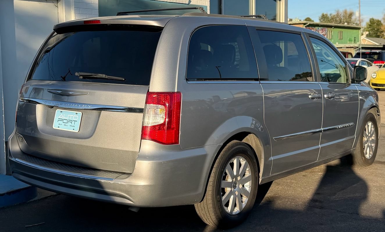 Used 2014 Chrysler Town & Country Touring FWD image 3
