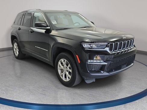 Used 2023 Jeep Grand Cherokee Limited w/ Luxury Tech Group II image 3