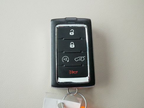 Used 2023 Jeep Grand Cherokee Limited w/ Black Appearance Package AWD/4WD image 32